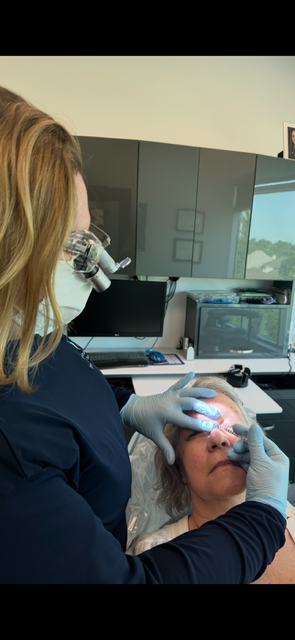 femme qui effectue traitements neuromodulateurs